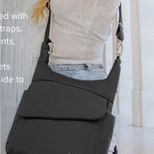 A Black Messenger Shoulder Bag Travelon